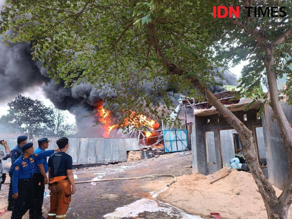 Pemadaman Api di Gudang Solar Terbakar di Bandar Lampung 14 Jam
