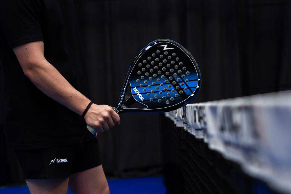 Raket padel bentuk teardrop (novor.co.uk)