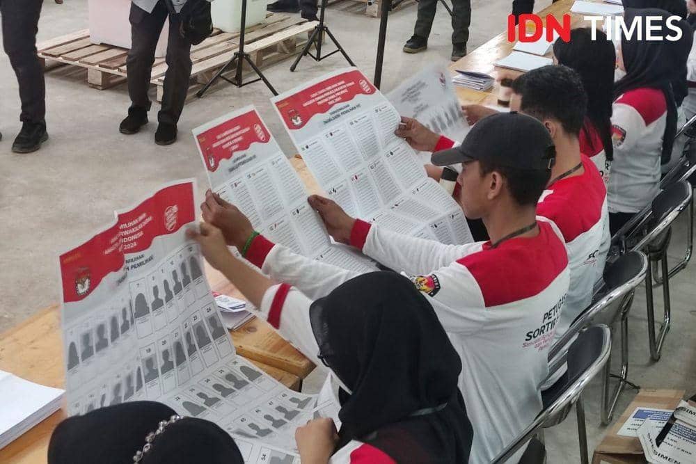 Penyortiran kertas suara.