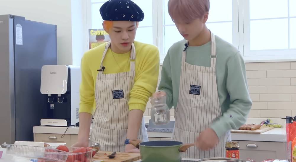 cara membuat ramyeon kuah ala Chenle NCT (dok. YouTube/채널 NCT DAILY)