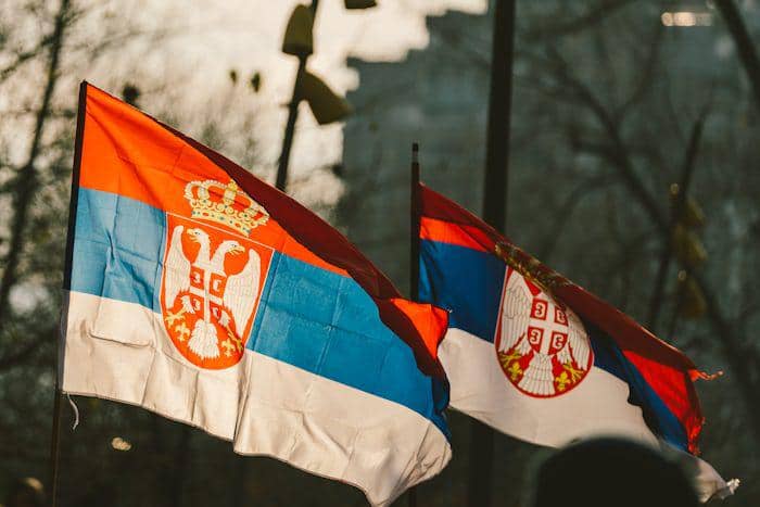 Bendera Serbia (unsplash.com/Stefan Kostić)