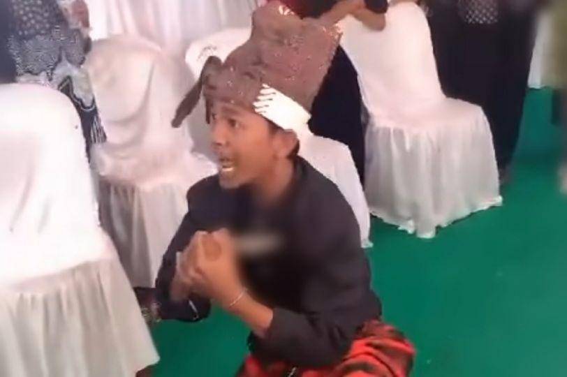 Randi (19) saat peragakan aksi angngaru sambut mempelai pengantin / Istimewa