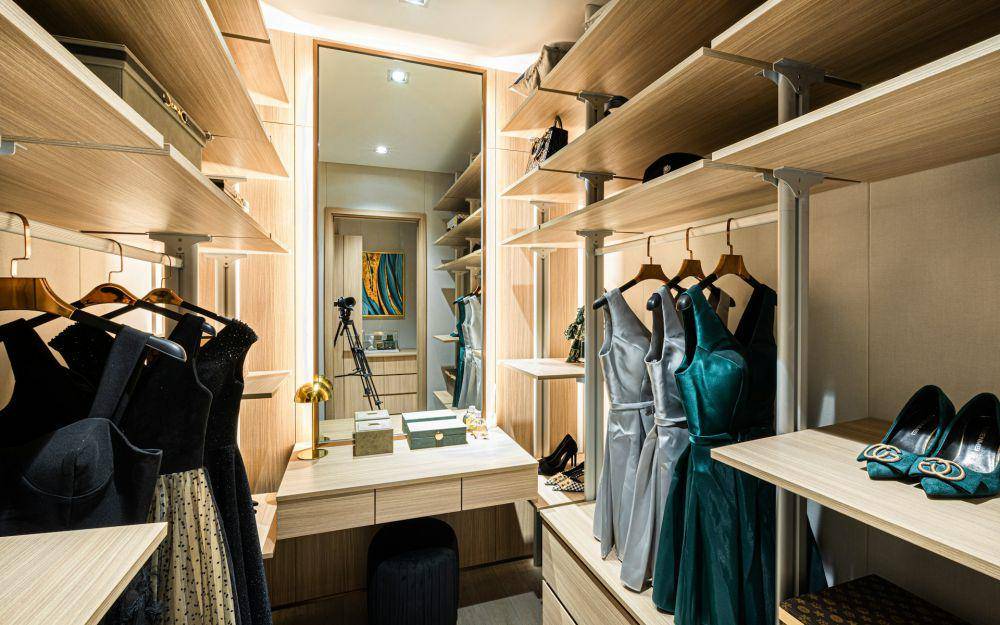 ilustrasi lemari dengan LED strip di walk-in closet (unsplash.com/SCREEN POST)