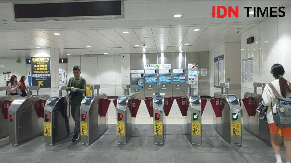 Suasana di depan gate Taipei Metro, Taipei, Taiwan. (IDN Times/Santi Dewi)