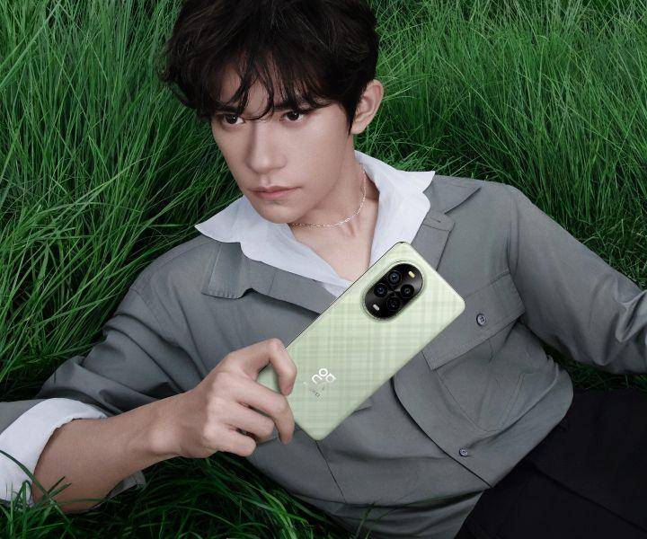 seorang model memegang Huawei Nova 13 (huawei.com)