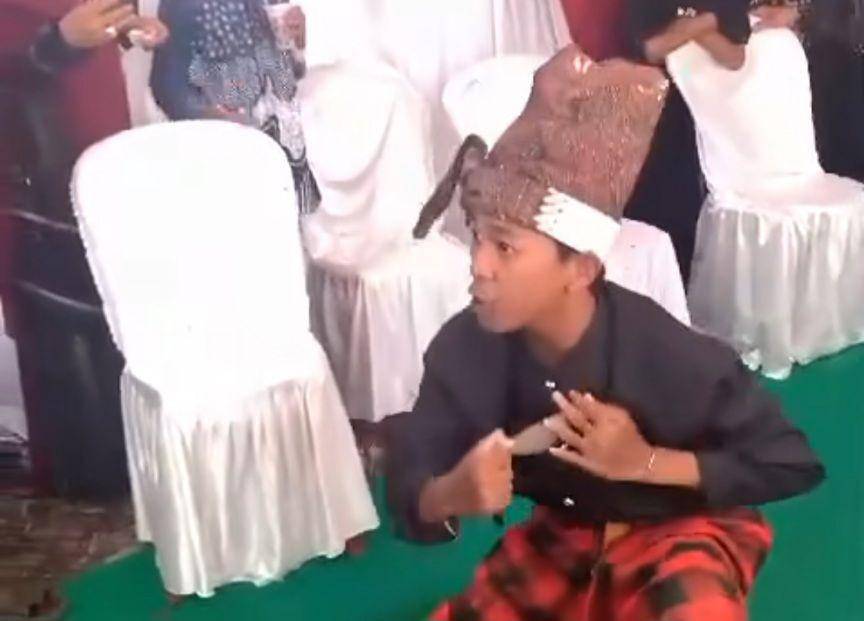 Randi (19) saat peragakan aksi angngaru sambut mempelai pengantin / Istimewa