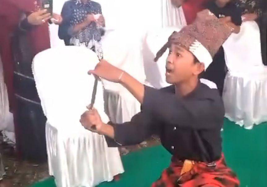 Randi (19) saat peragakan aksi angngaru sambut mempelai pengantin / Istimewa