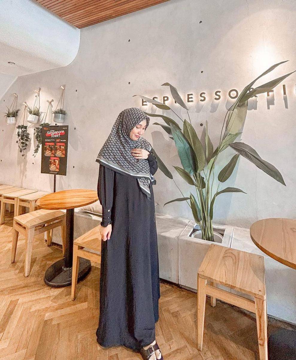 Inspirasi OOTD hijab syari selebgram Nova Anggraini (instagram.com/novanuph)