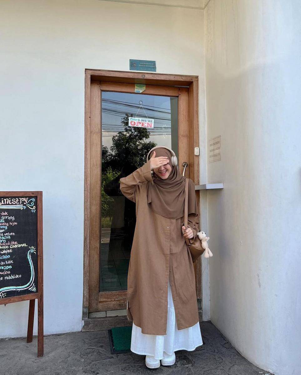 Inspirasi OOTD hijab syari selebgram Lida Lubis (instagram.com/khalidaalbs)