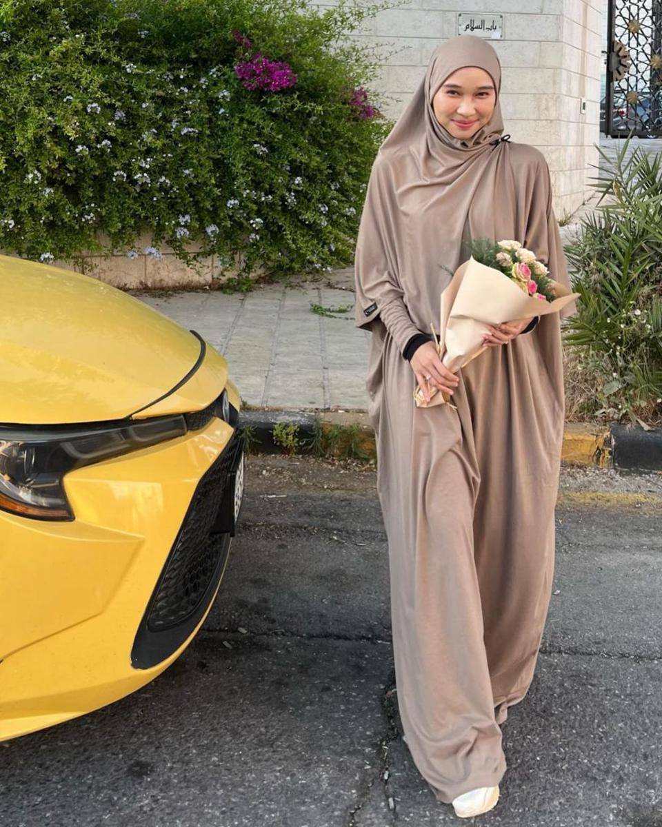 Inspirasi OOTD hijab syari selebgram Astri Ratnasari (instagram.com/nasariastri)