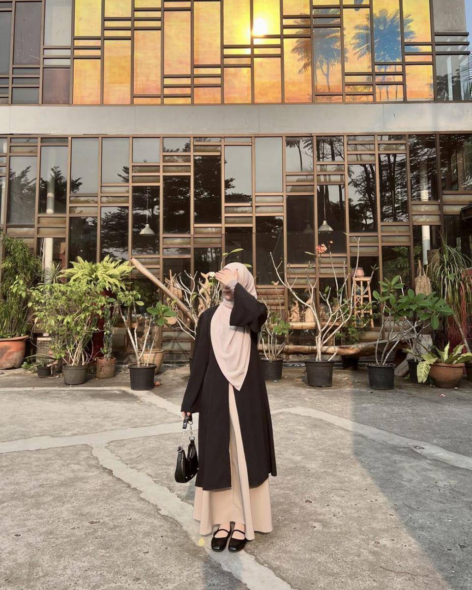 Inspirasi OOTD hijab syari selebgram Yennisun (instagram.com/yennisun)