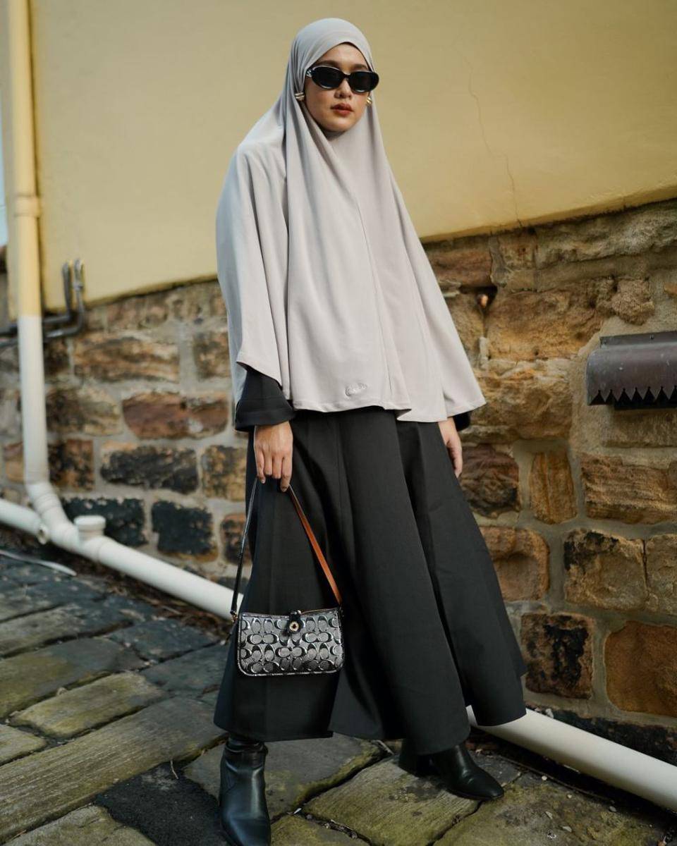 Inspirasi OOTD hijab syari selebgram Ana Octarina (instagram.com/anaoctarina)