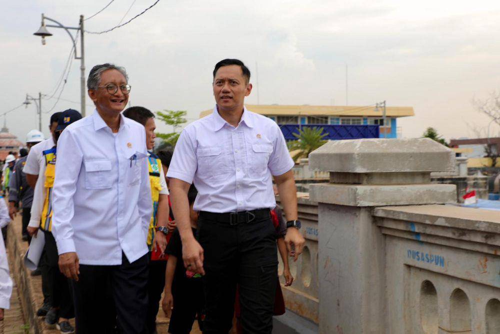 Menteri Koordinator Bidang Infrastruktur dan Pembangunan Kewilayahan, Agus Harimurti Yudhoyono (AHY), meninjau langsung sejumlah infrastruktur pengendalian banjir rob. (Dok/Istimewa).