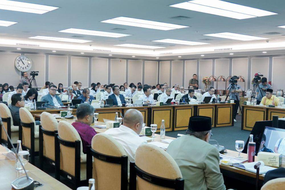 Menteri Hukum Supratman Andi Agtas saat rapat perdana dengan Komisi XIII DPR RI (dok. Humas Kementerian Hukum)