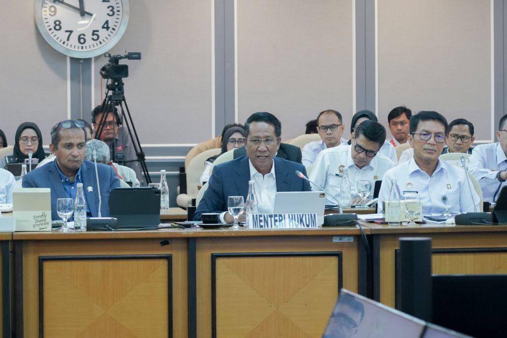 Menteri Hukum Supratman Andi Agtas saat rapat perdana dengan Komisi XIII DPR RI (dok. Humas Kementerian Hukum)
