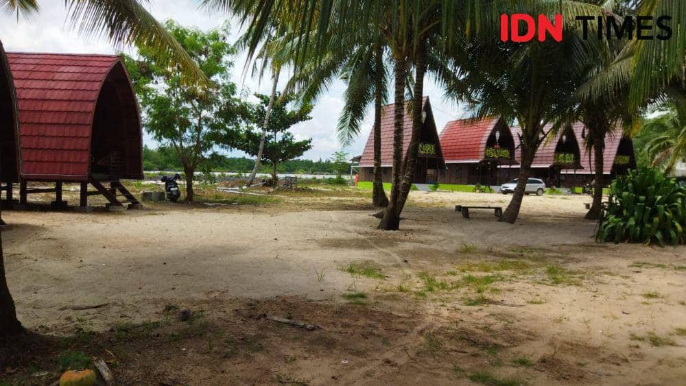 Villa yang disewakan untuk pengunjung Pantai Teritip Balikpapan Kalimantan Timur, Selasa (5/11/2024). (IDN Times/Sri.Wibisono)