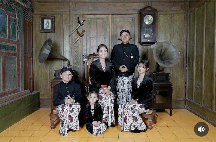 pemotretan keluarga Wendi Cagur dengan baju Adat Jawa (instagram.com/revtiayunatasya)