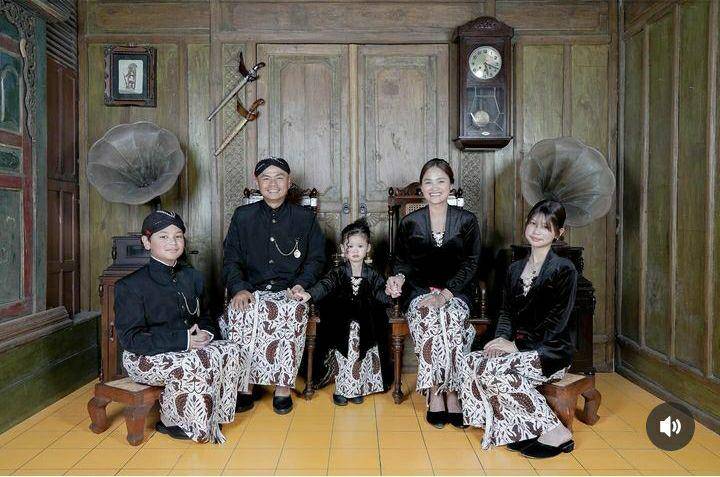 pemotretan keluarga Wendi Cagur dengan baju Adat Jawa (instagram.com/revtiayunatasya)