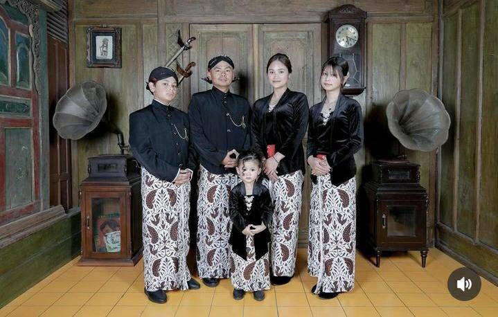 pemotretan keluarga Wendi Cagur dengan baju Adat Jawa (instagram.com/revtiayunatasya)