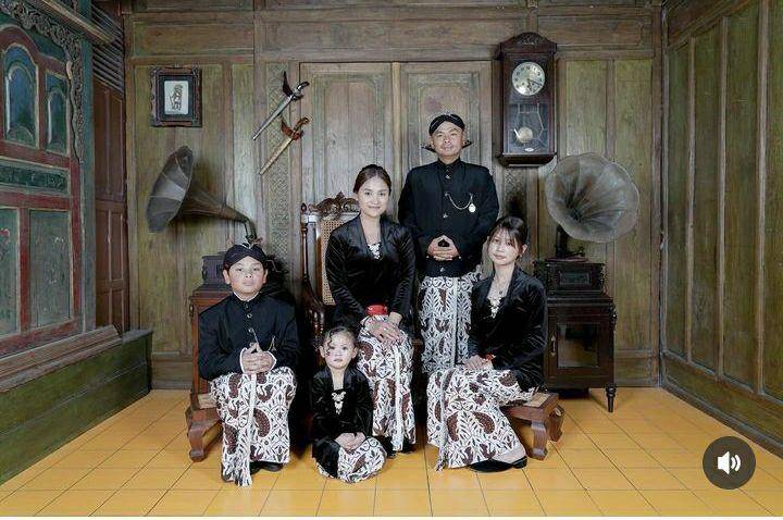 pemotretan keluarga Wendi Cagur dengan baju Adat Jawa (instagram.com/revtiayunatasya)