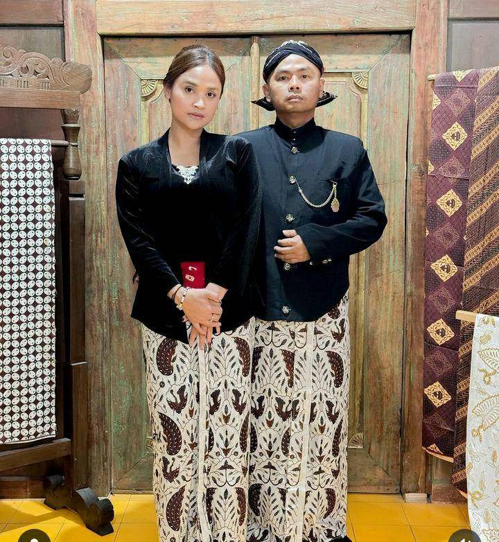 pemotretan keluarga Wendi Cagur dengan baju Adat Jawa (instagram.com/revtiayunatasya)