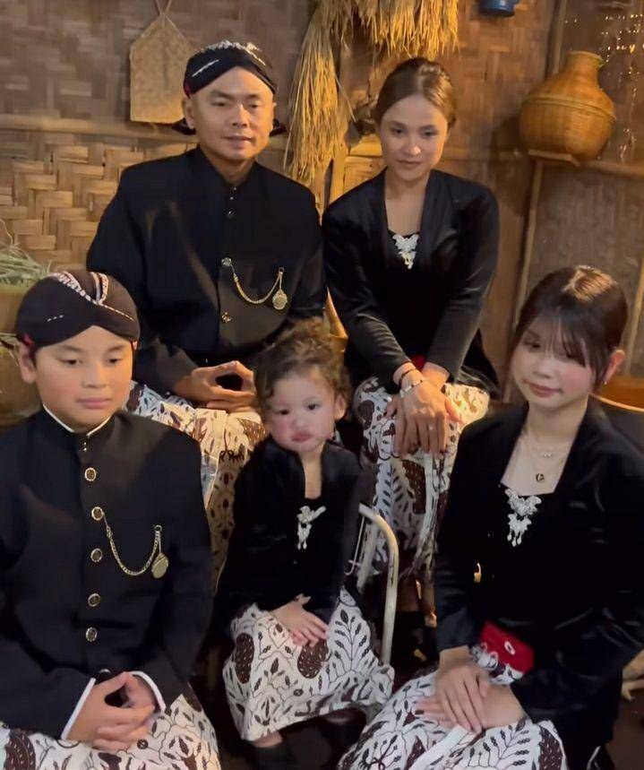 pemotretan keluarga Wendi Cagur dengan baju Adat Jawa (instagram.com/revtiayunatasya)