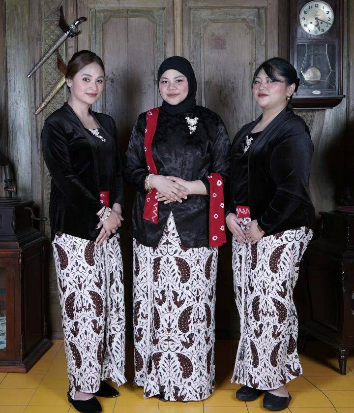 pemotretan keluarga Wendi Cagur dengan baju Adat Jawa (instagram.com/indri_indi)