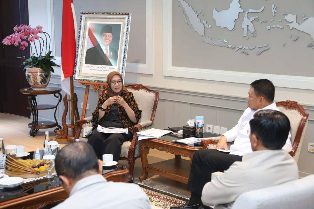 Menteri Pendayagunaan Aparatur Negara dan Reformasi Birokrasi (PANRB), Rini Widyantini bertemu dengan Penasihat Khusus Presiden urusan Pertahanan Nasional Dudung Abdurachman (dok. KemenPANRB)