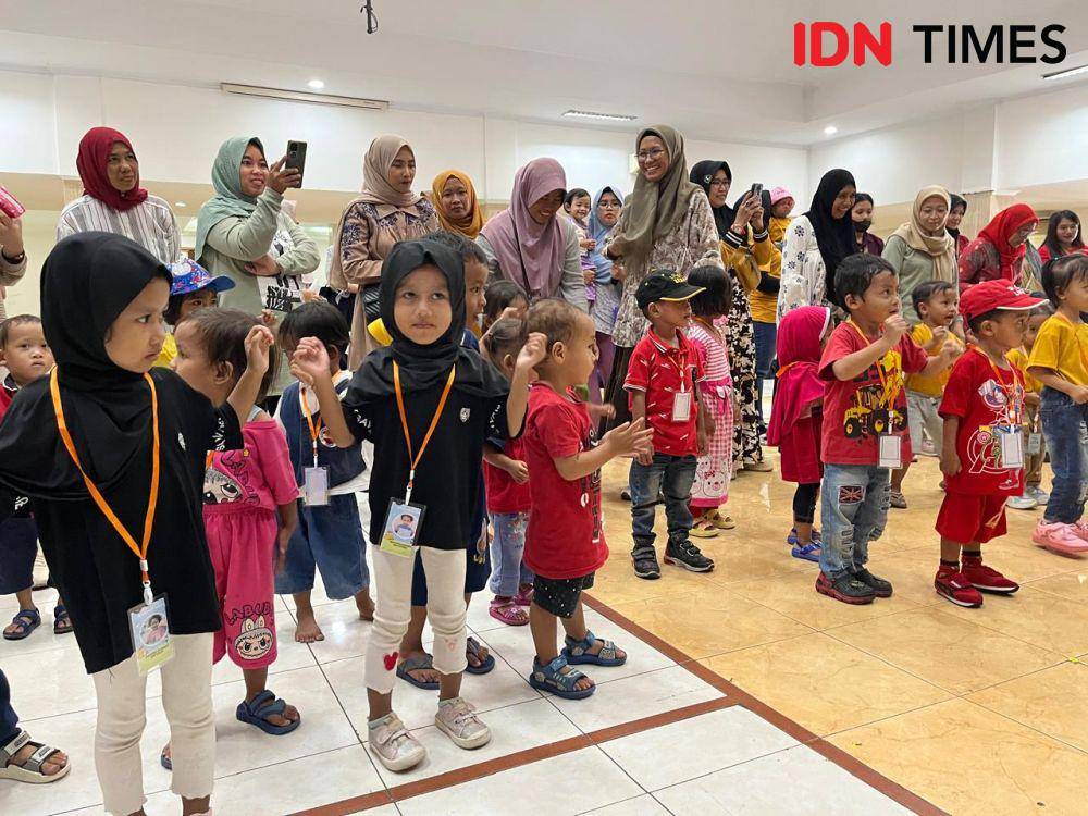 Para balita stunting bersama orang tua mengikuti outing class yang diselenggarakan Rumah Pelita naik bus wisata keliling Kota Semarang, Rabu (6/11/2024). (IDN Times/Anggun Puspitoningrum)