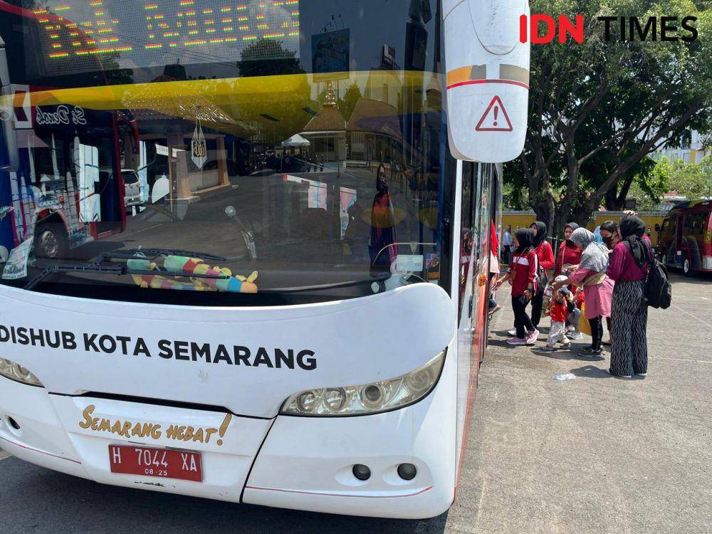 Para balita stunting bersama orang tua mengikuti outing class yang diselenggarakan Rumah Pelita naik bus wisata keliling Kota Semarang, Rabu (6/11/2024). (IDN Times/Anggun Puspitoningrum)