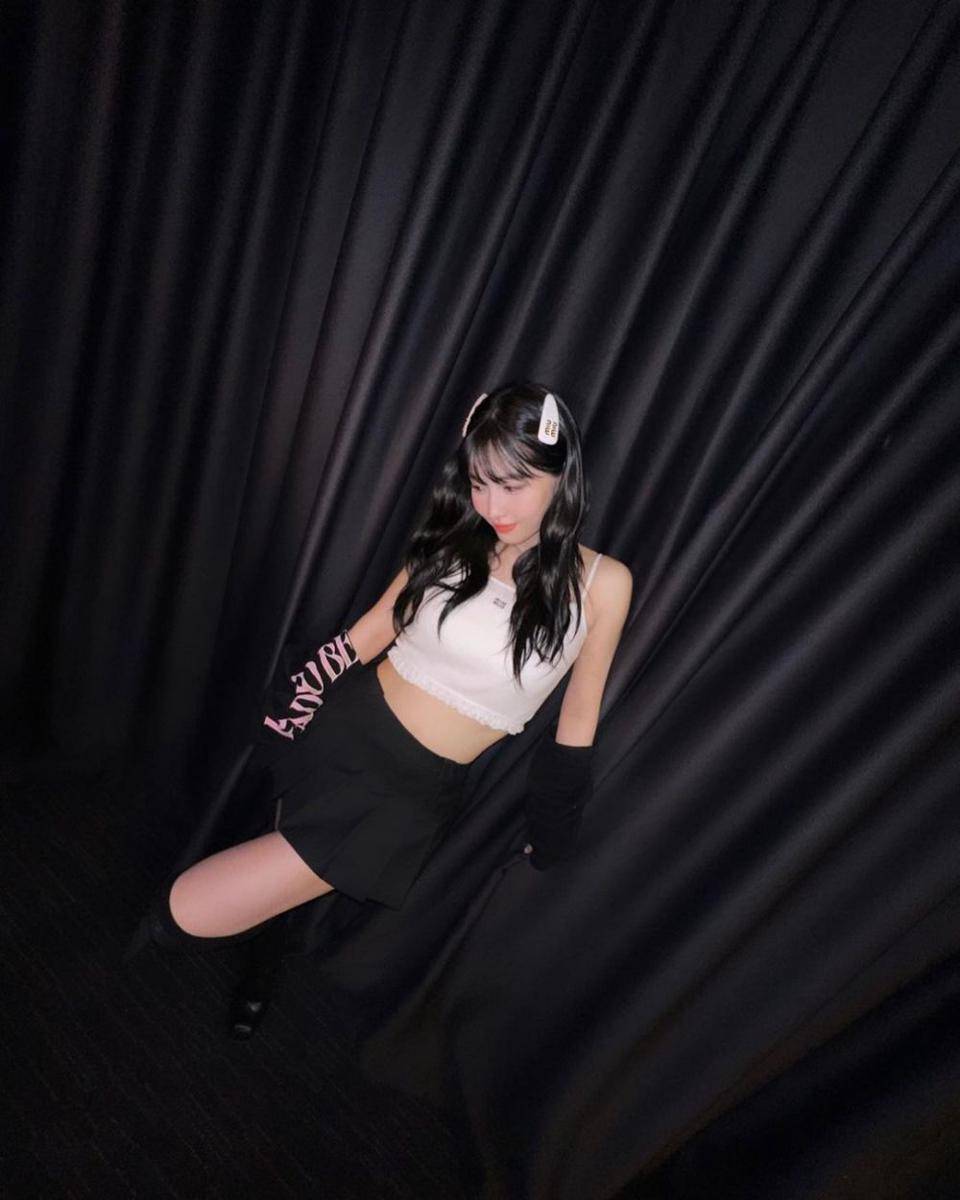 ide styling crop top ala Momo Twice (instagram.com/momo)