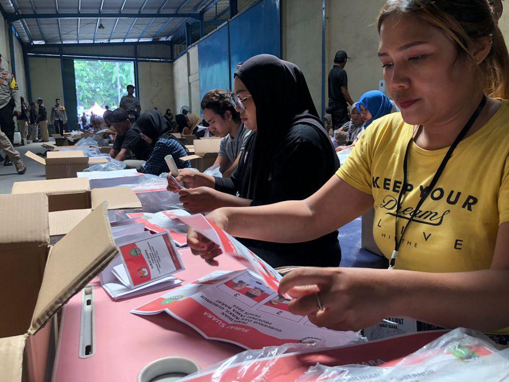 KPU Bekasi Mulai Lipat 1,87 Juta Surat Suara Pilkada Jawa Barat