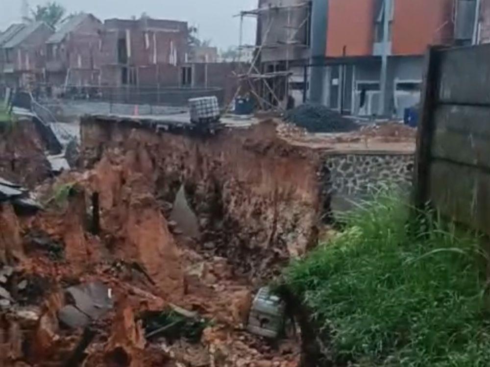 Jalan Desa di Pagedangan Longsor, Warga Dialihkan ke Jalur Alternatif