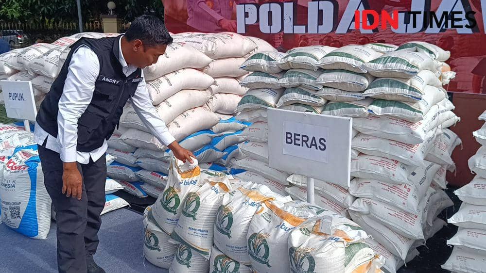 Kasubdit Tipitter Polda Jabar, AKBP Andry Agustiano, mengecek barang selundupan pangan dari sejumlah daerah. IDN Times/Debbie Sutrisno