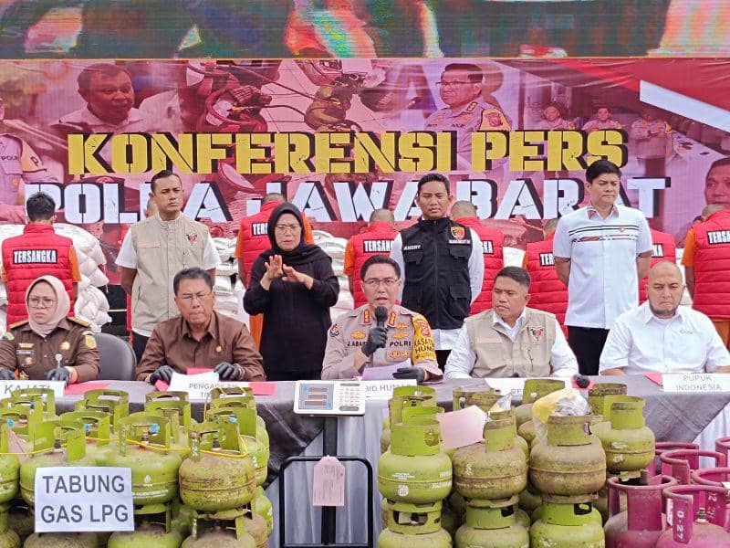 Polda Jabar bersama sejumlah pemangku kebijakan melakukan konferensi pers penyelundupan bapokting. IDN Times/Debbie Sutrisno