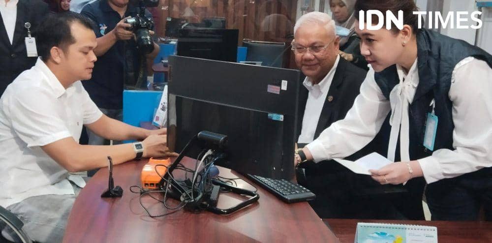 Dirut BSB Achmad Syamsudin beri program service by leader kepada nasabah saat perayaan HUT ke 67 di Cabang Kapten A Rivai Palembang (IDN Times/Feny Maulia Agustin)