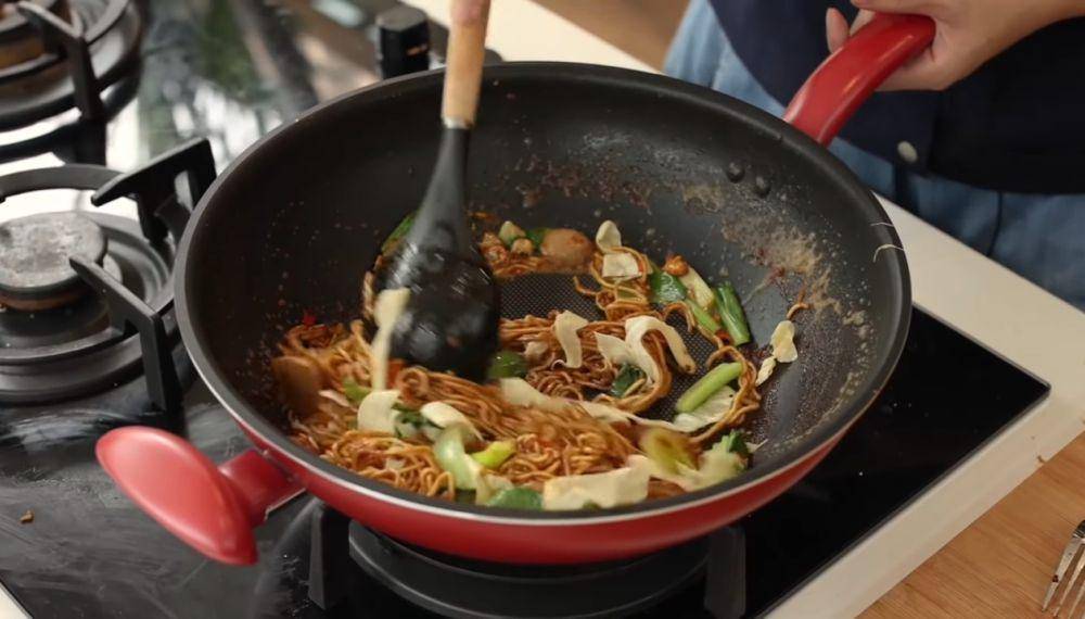 ilustrasi masak mie goreng tek-tek (YouTube.com/Devina Hermawan)