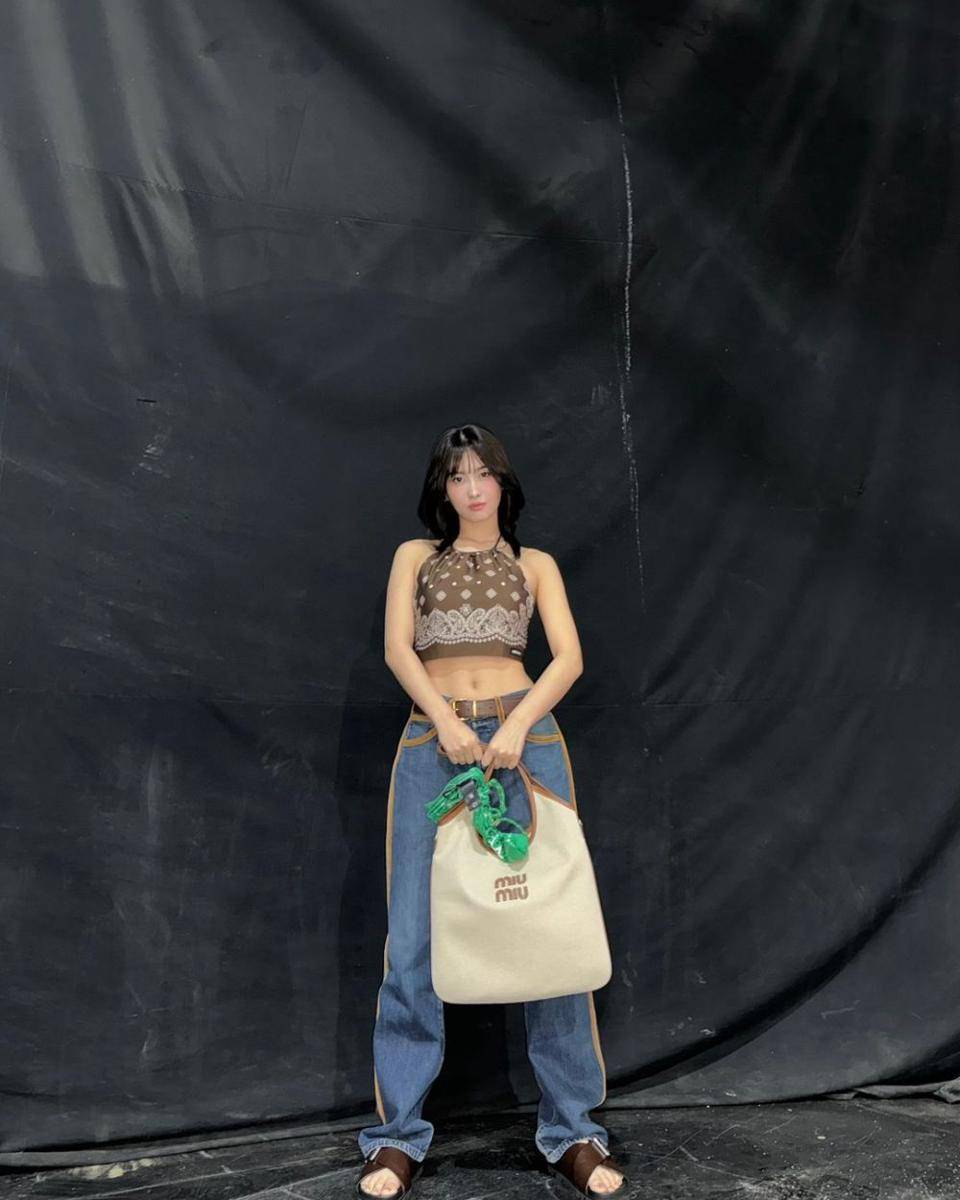 ide styling crop top ala Momo Twice (instagram.com/momo)