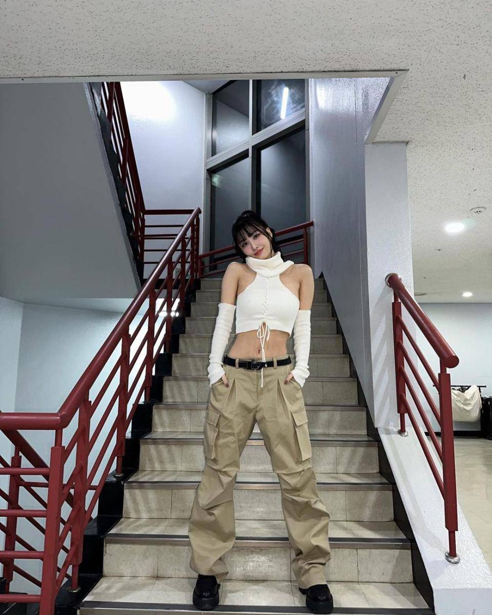 ide styling crop top ala Momo Twice (instagram.com/momo)