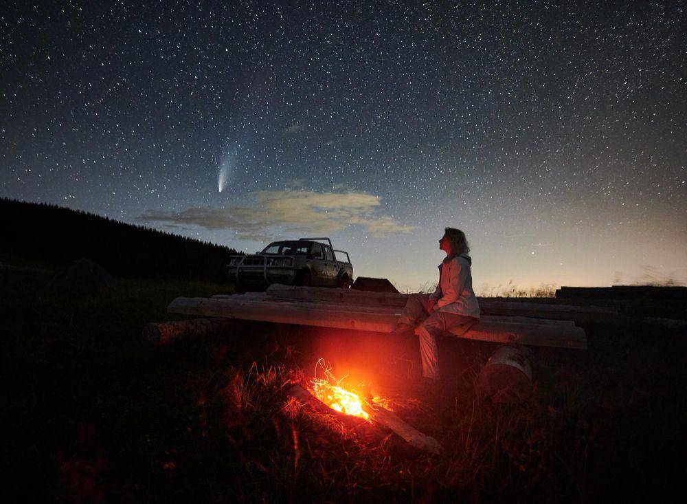 ilustrasi mengamati hujan meteor Taurid Utara (freepik.com/ArtPhoto_studio)
