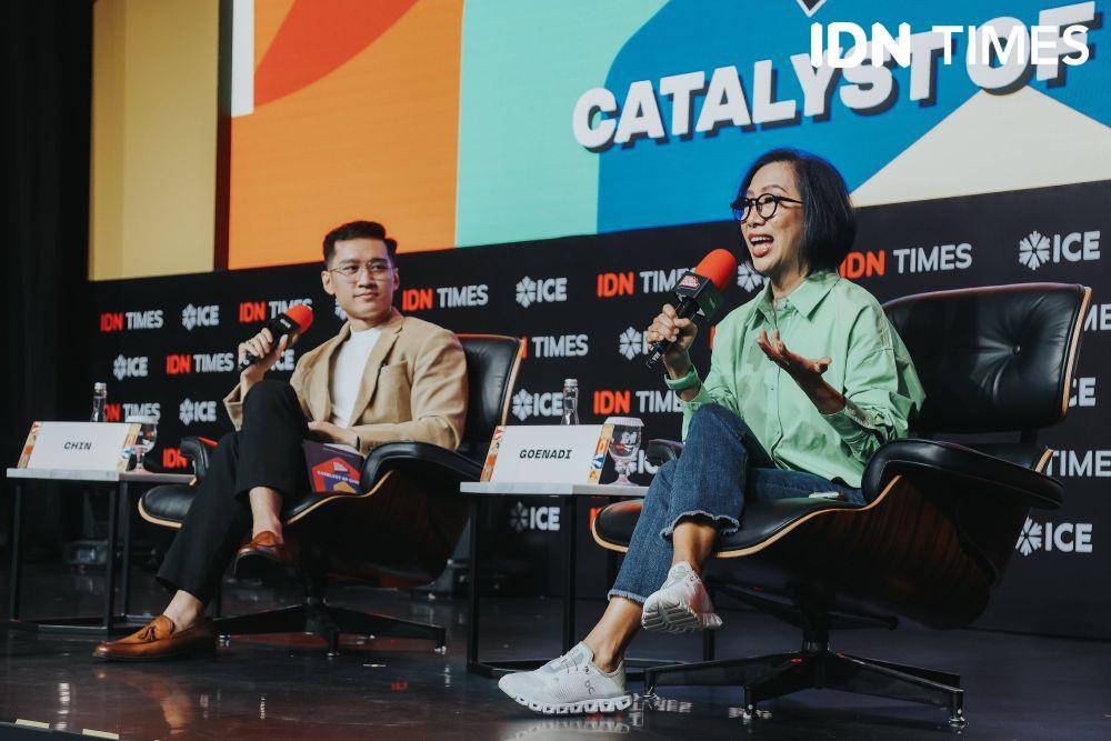 Raymond Chin, content creator & Founder of Genesis, bersama Neneng Goenadi, Country Managing Director Grab Indonesia di sesi “Navigating Economy: Opportunities and Challenges for Indonesian Youth” Indonesia Millennial and Gen-Z Summit 2024 di The Tribrata Dharmawangsa, Jakarta (22/10/2024) (Dok. IDN Times/Herka Yanis)