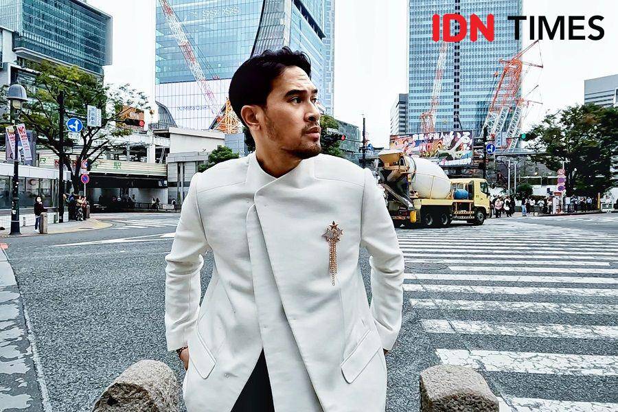 Outfit Adrian Khalif saat berjunjung ke Jepang (IDN Times/Gilang Pandutanaya)