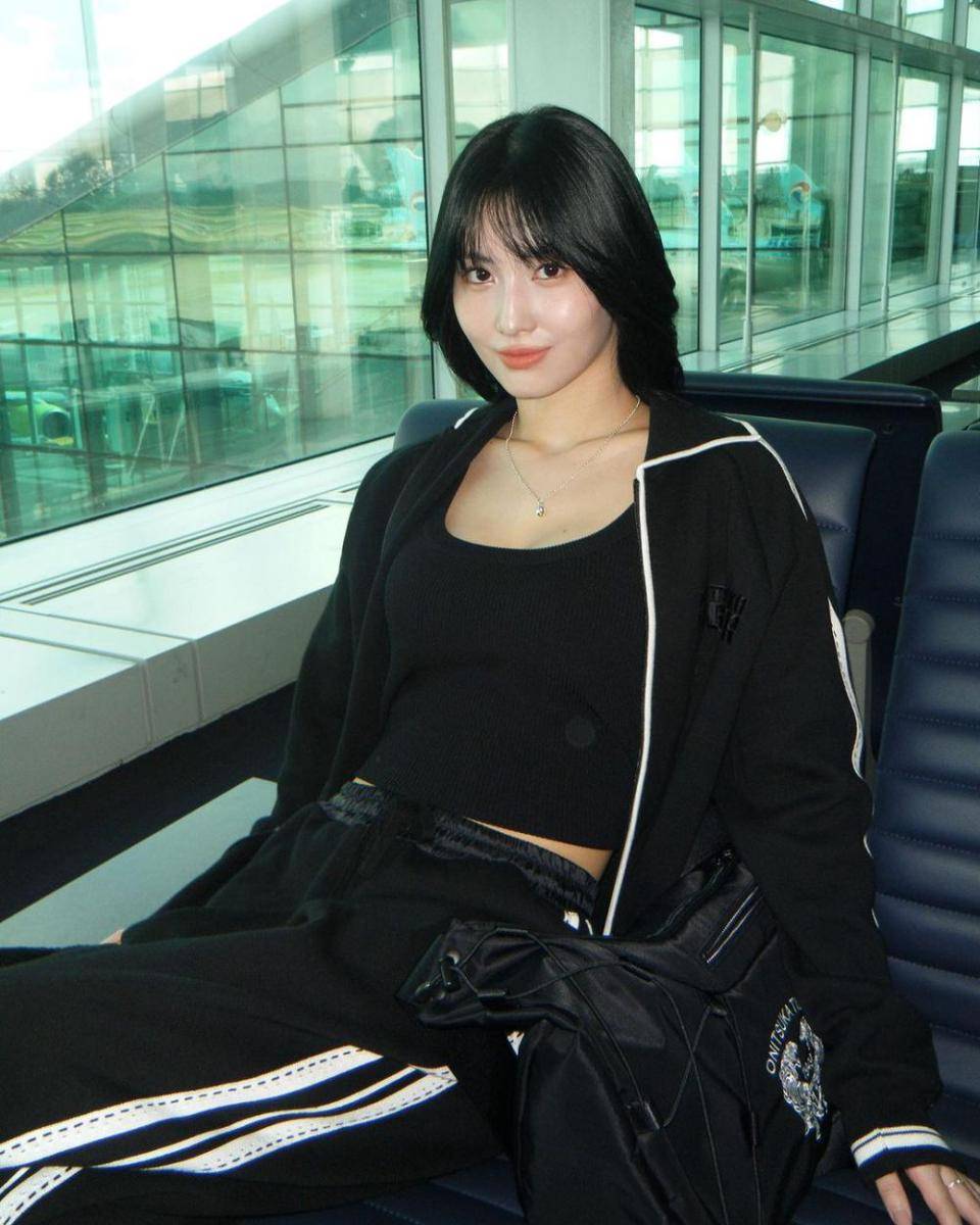 ide styling crop top ala Momo Twice (instagram.com/momo)
