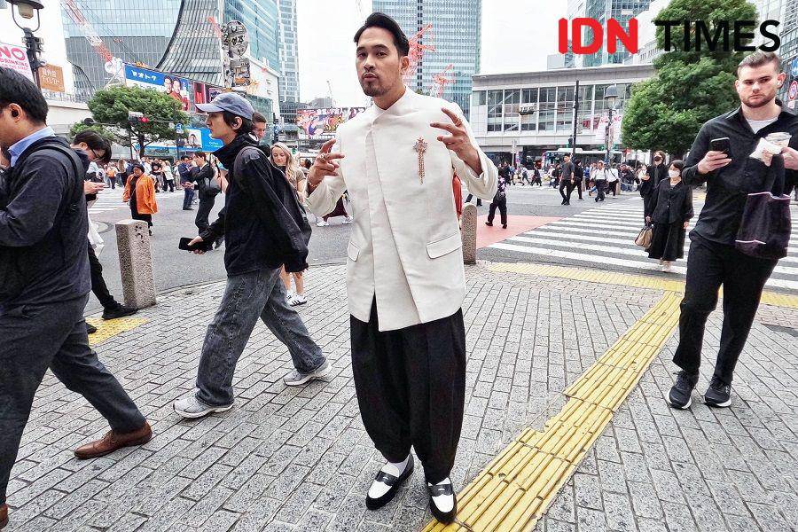 Outfit Adrian Khalif saat berjunjung ke Jepang (IDN Times/Gilang Pandutanaya)