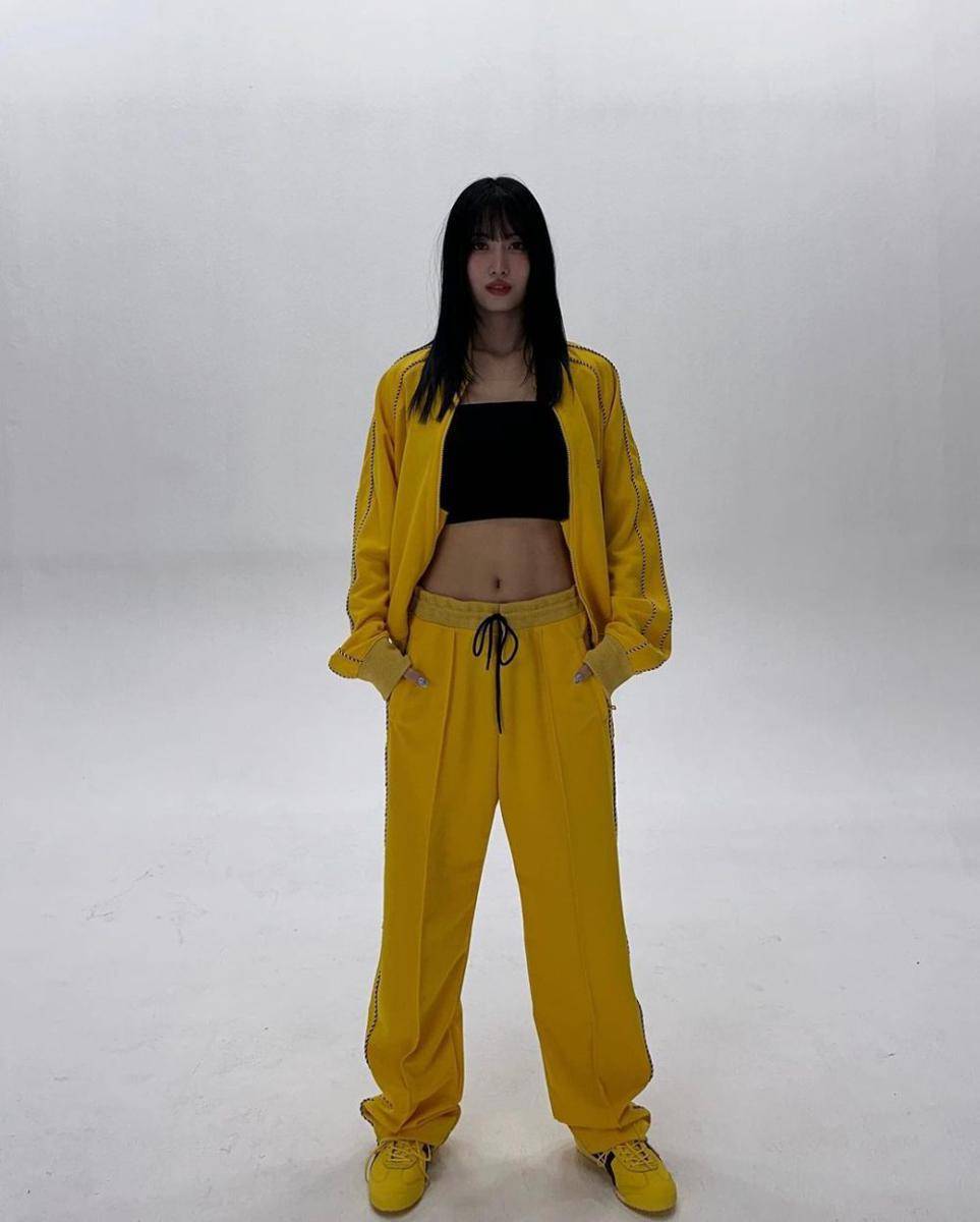 ide styling crop top ala Momo Twice (instagram.com/momo)