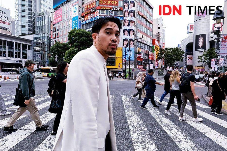 Outfit Adrian Khalif saat berjunjung ke Jepang (IDN Times/Gilang Pandutanaya)
