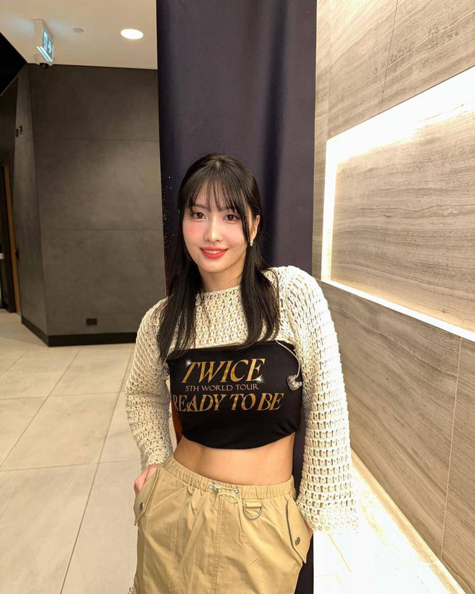ide styling crop top ala Momo Twice (instagram.com/momo)
