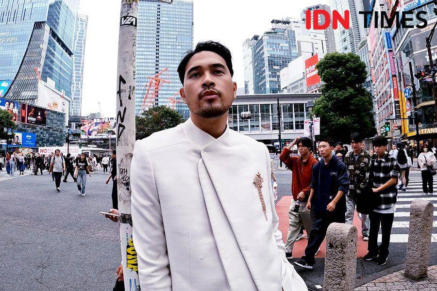 Outfit Adrian Khalif saat berjunjung ke Jepang (IDN Times/Gilang Pandutanaya)