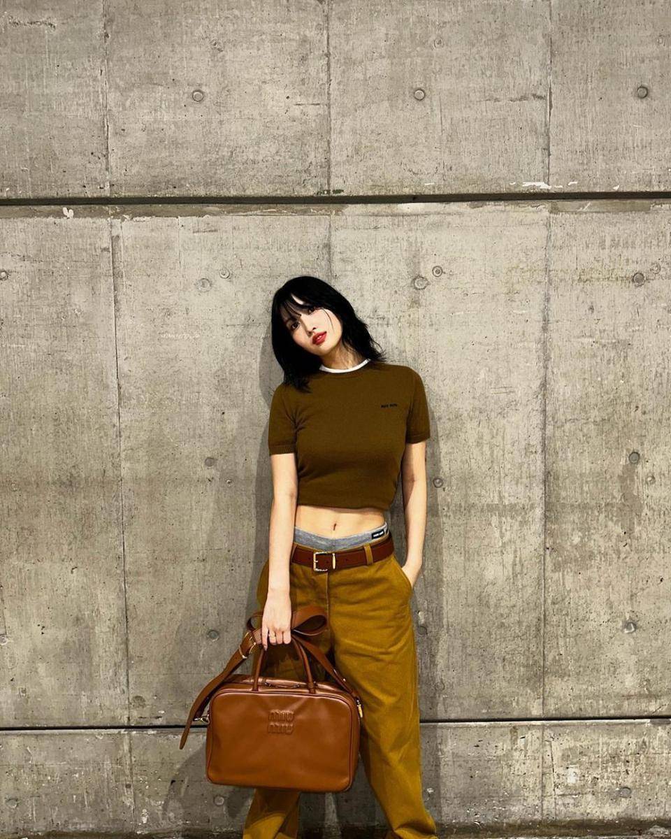ide styling crop top ala Momo Twice (instagram.com/momo)