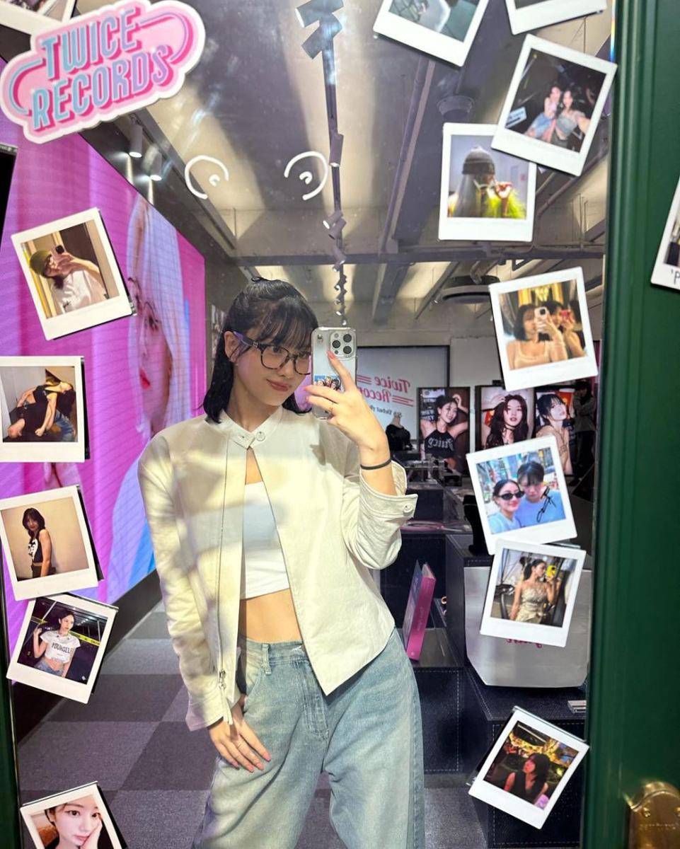 ide styling crop top ala Momo Twice (instagram.com/momo)